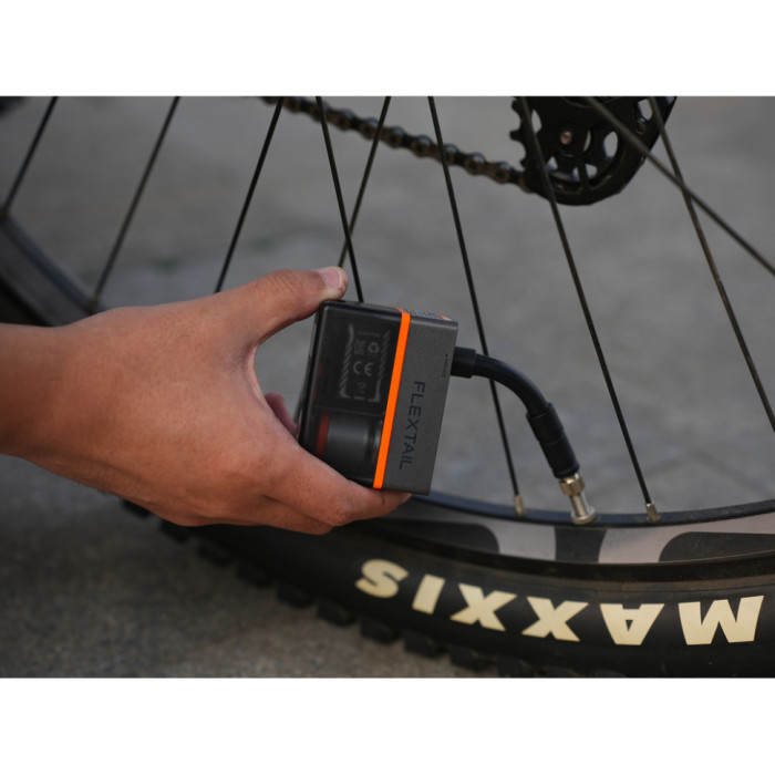 Велосипедный мини насос-задняя фара Flextail Tiny Tire Pump ACS, черный (6975755966342)